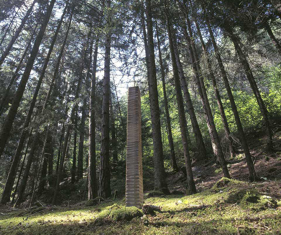 Papierturm im Wald