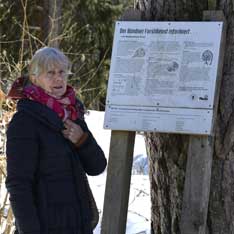 Katharina vor Hinweistafel